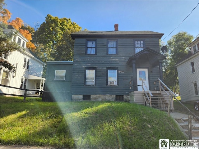 view of front of house featuring a front lawn