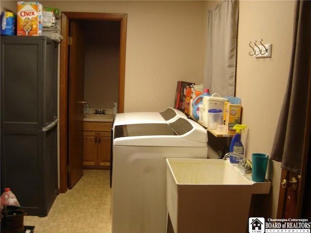 washroom featuring sink and washing machine and clothes dryer