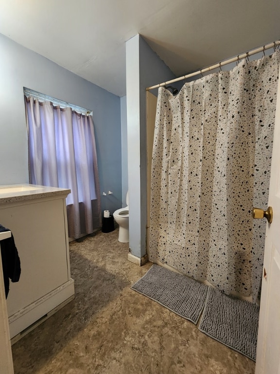 bathroom featuring a shower with curtain, vanity, toilet, and concrete floors