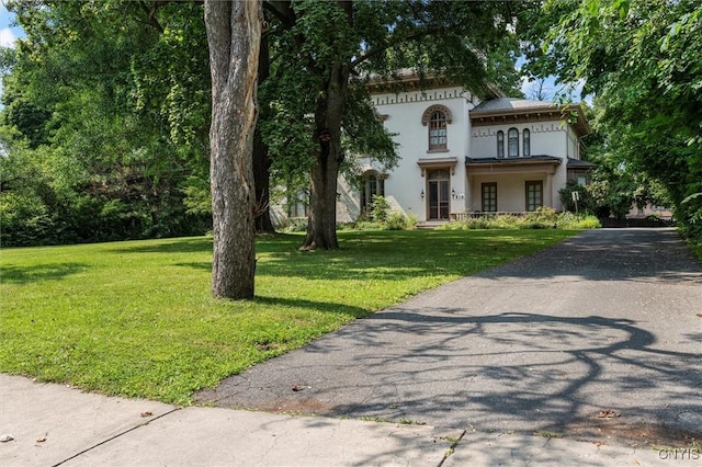 view of front of property featuring a front yard