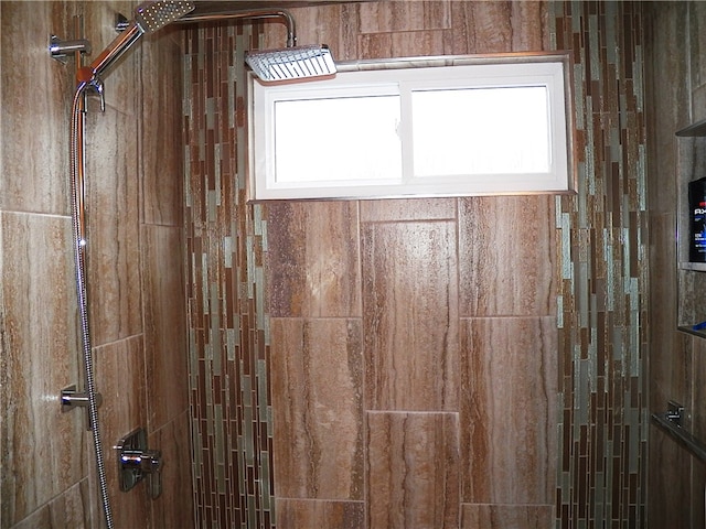 details featuring tiled shower