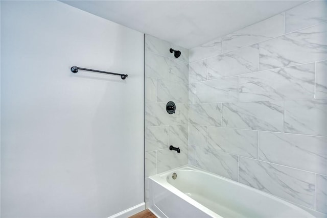 bathroom with tiled shower / bath combo