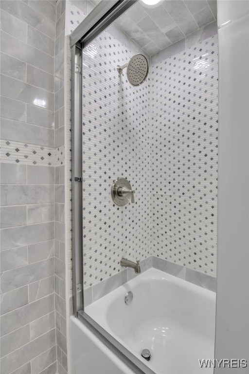 bathroom featuring tiled shower / bath combo