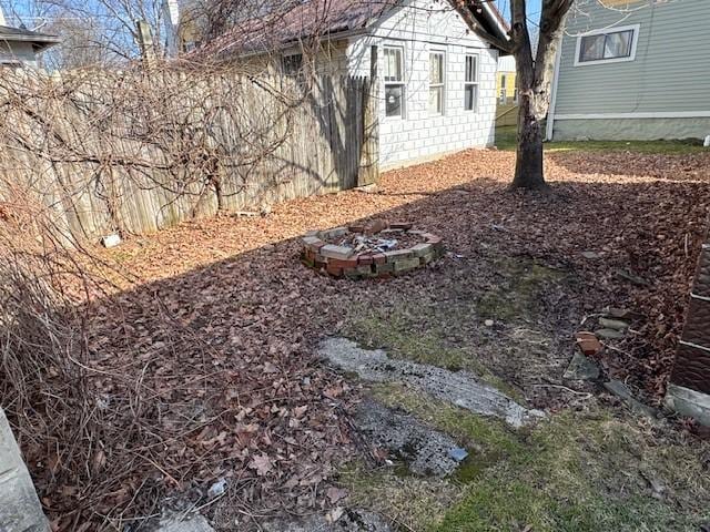 view of yard featuring an outdoor fire pit