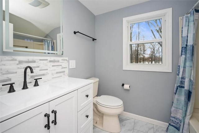 bathroom with vaulted ceiling, backsplash, vanity, toilet, and a shower with shower curtain