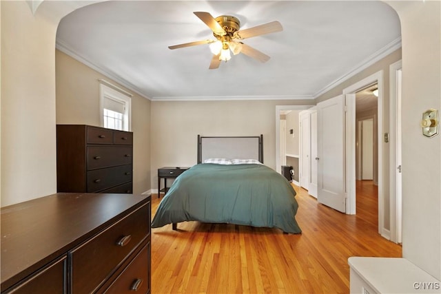 bedroom featuring crown molding, light hardwood / wood-style floors, and ceiling fan