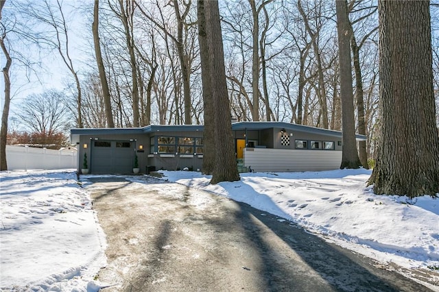 view of front facade featuring a garage