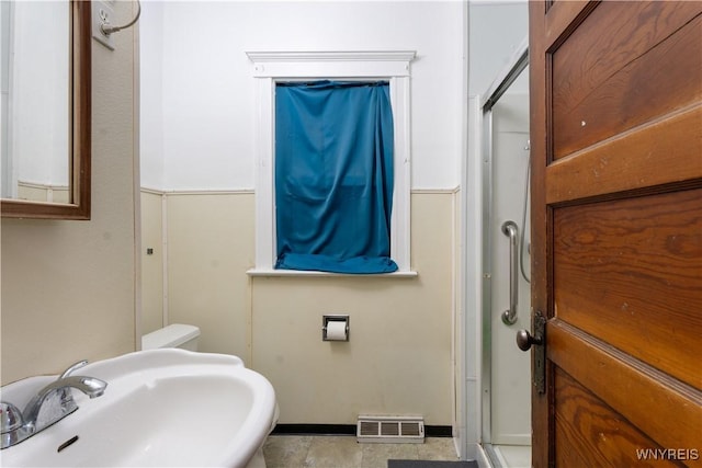 bathroom featuring sink