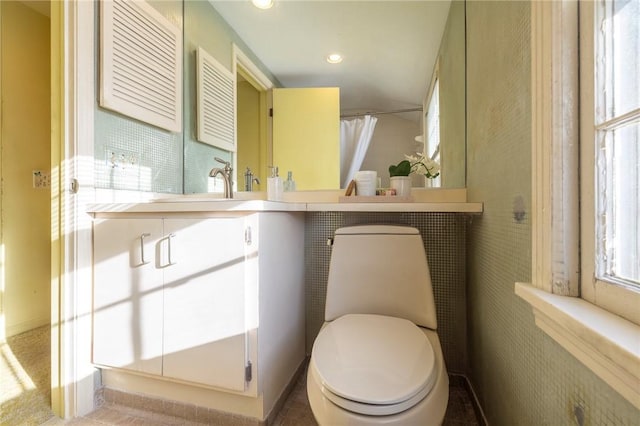 bathroom featuring a shower with curtain, vanity, and toilet