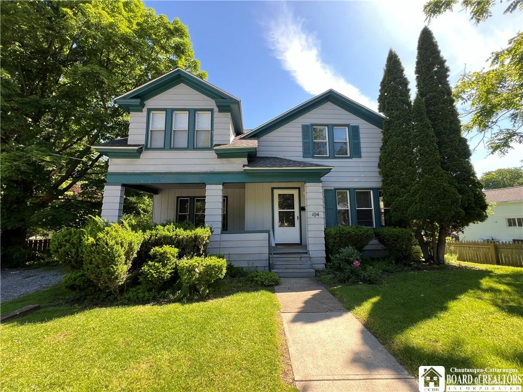 view of front of house with a front yard