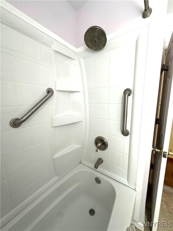 bathroom with tiled shower / bath