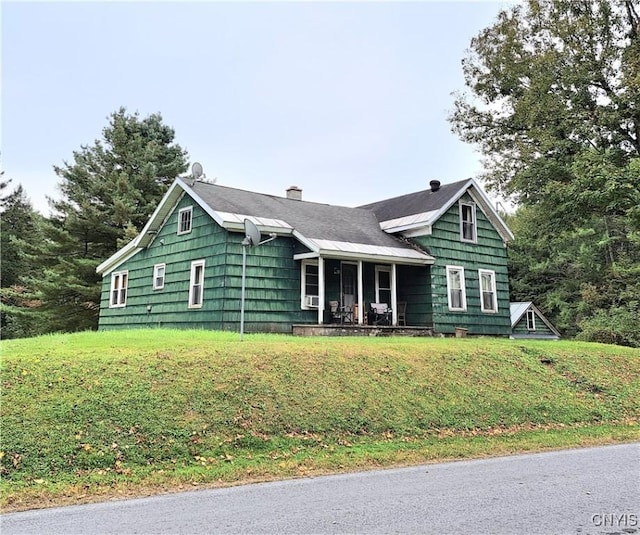 ranch-style home with a front yard and covered porch