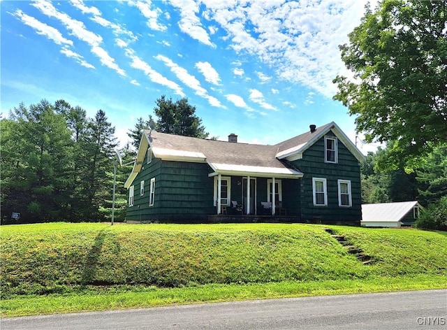 single story home with a front lawn