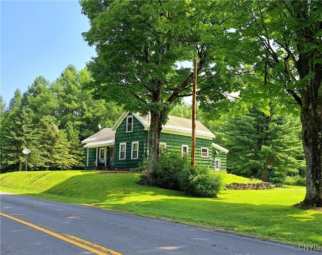 view of front of property with a front yard