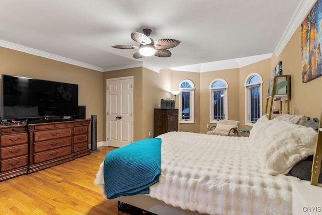 bedroom featuring crown molding, light hardwood / wood-style flooring, and ceiling fan