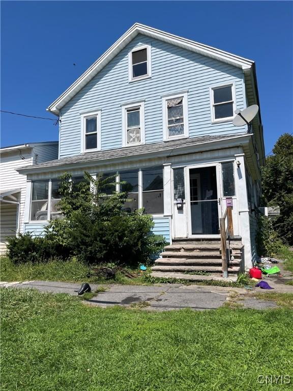 view of front of property with a front lawn