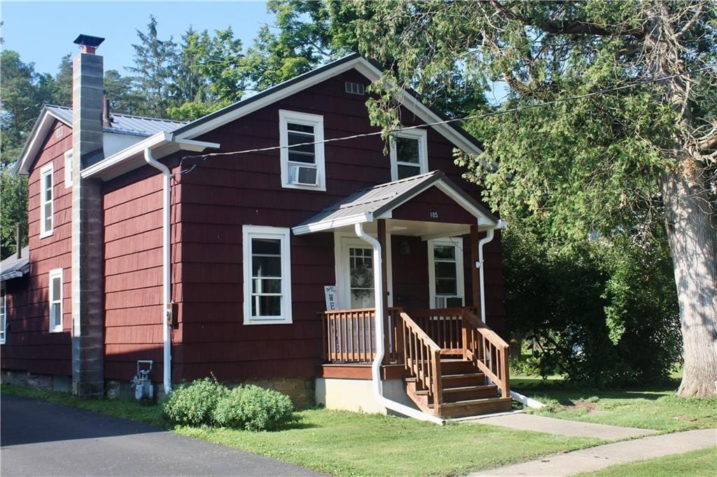 view of front of house with a front lawn