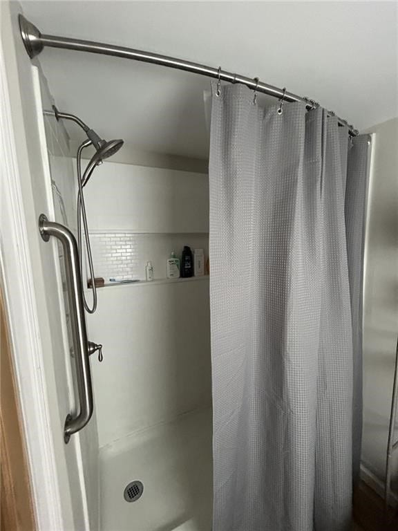 bathroom featuring a shower with shower curtain