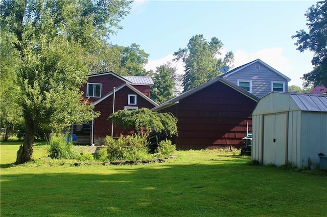 view of yard with a storage unit