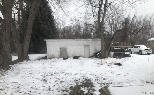 view of yard layered in snow