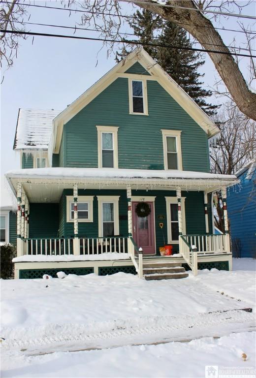 view of front facade featuring covered porch