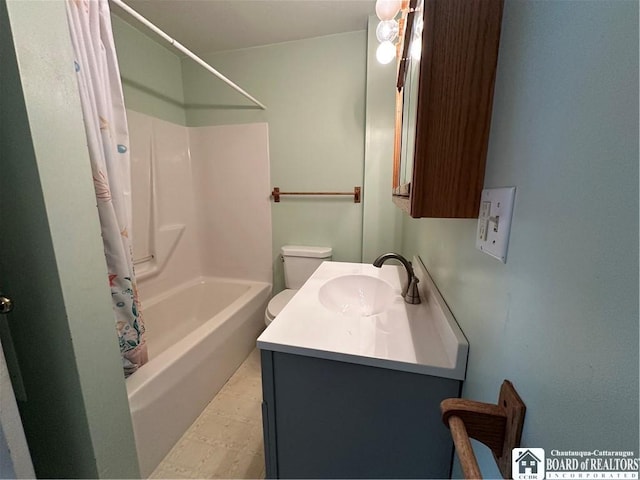 full bathroom with shower / tub combo with curtain, vanity, and toilet