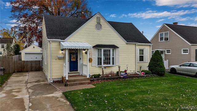 view of front of property featuring a front yard