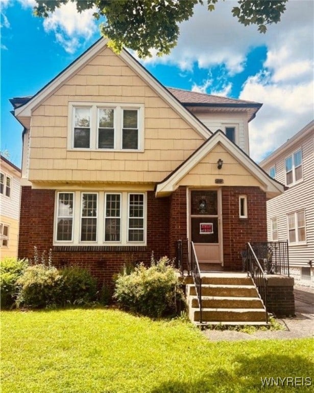 view of front facade featuring a front yard