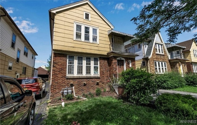 view of front of house featuring a front yard