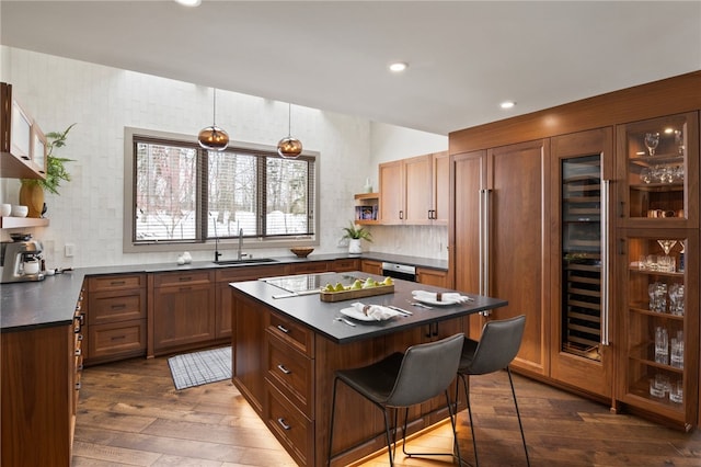 kitchen featuring sink, a kitchen breakfast bar, dark hardwood / wood-style floors, and a kitchen island