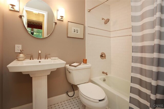 bathroom featuring toilet and shower / bath combo with shower curtain