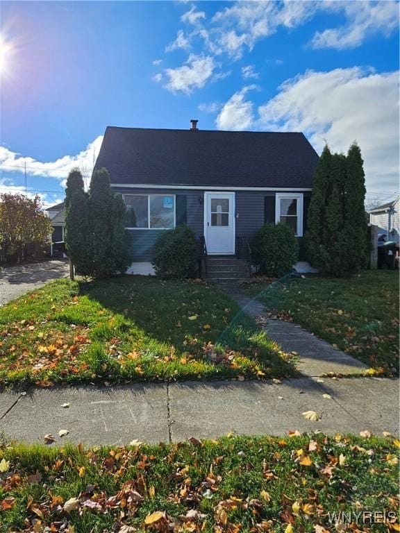 view of front facade featuring a front lawn