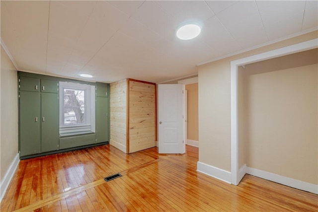 foyer featuring crown molding and light hardwood / wood-style floors