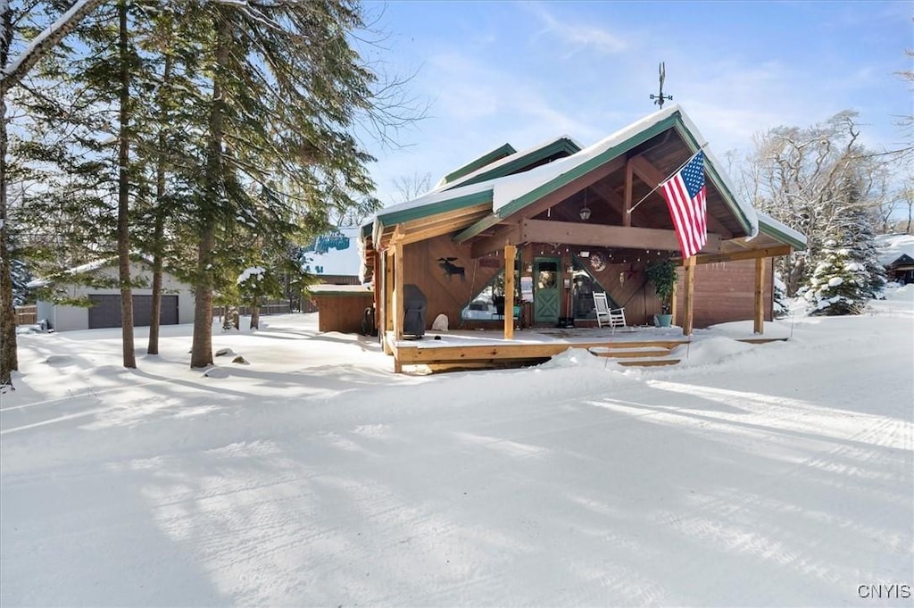 view of property's community featuring a hot tub