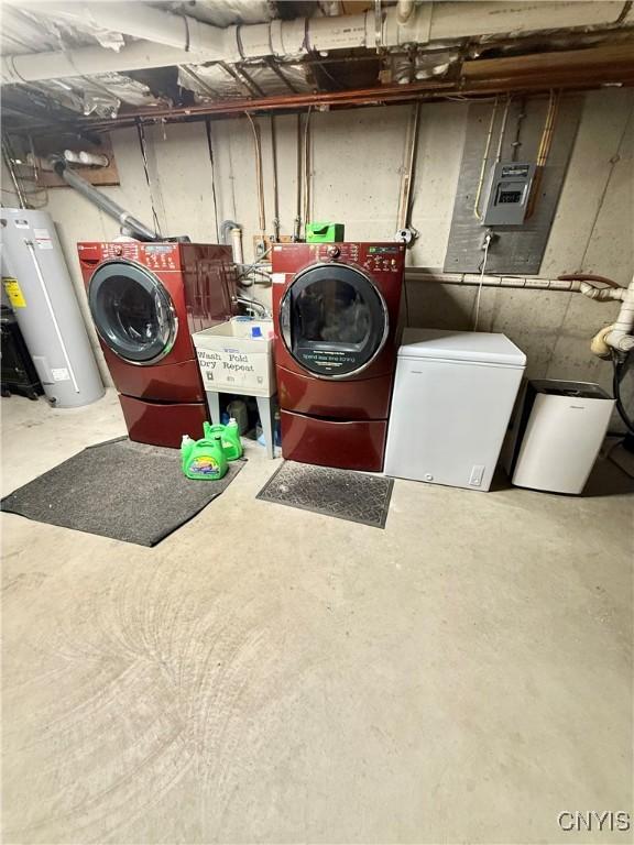 laundry area with water heater, sink, and independent washer and dryer