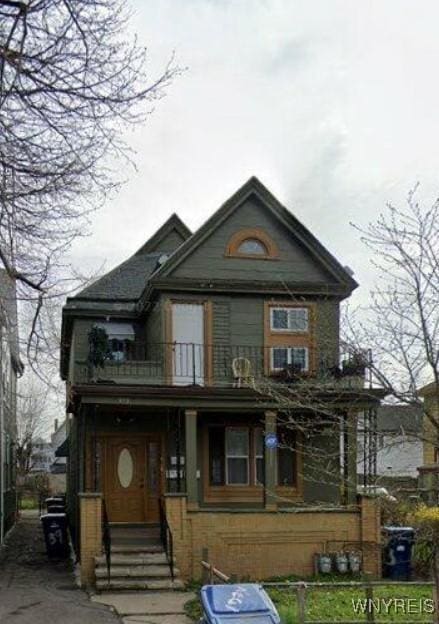 victorian-style house featuring a balcony