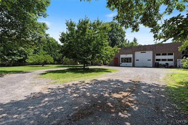 view of front of home featuring a front yard