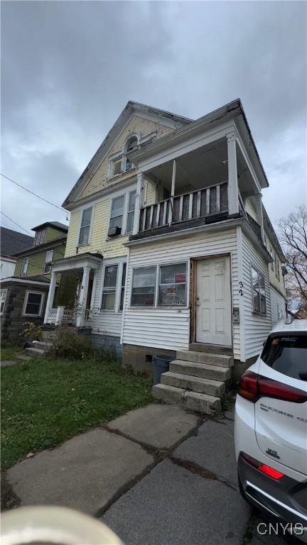 view of front of house featuring a balcony