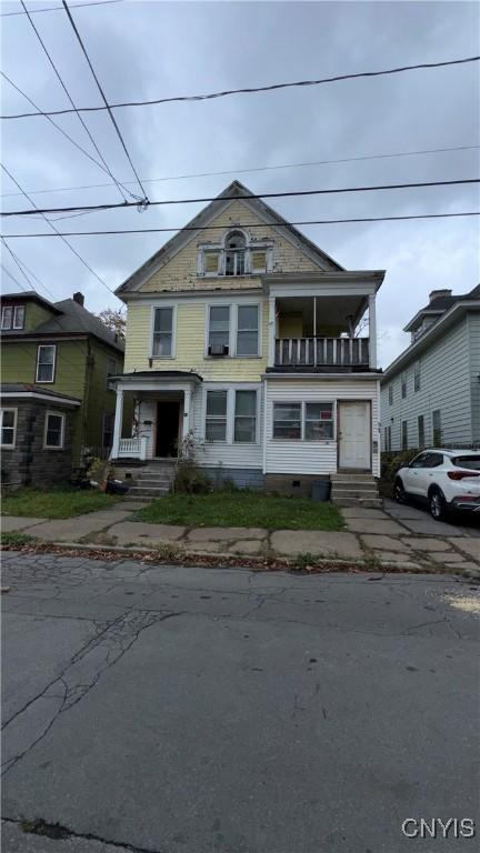 view of front of property featuring a balcony