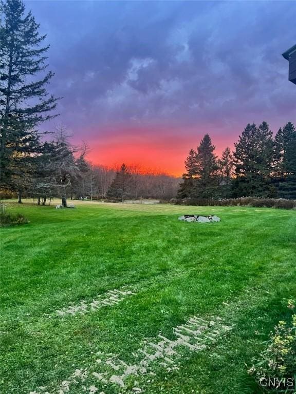 view of yard at dusk