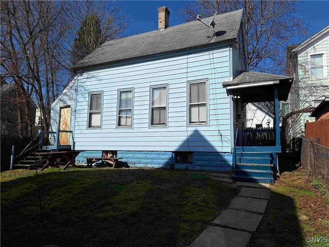 view of front of house featuring a front lawn