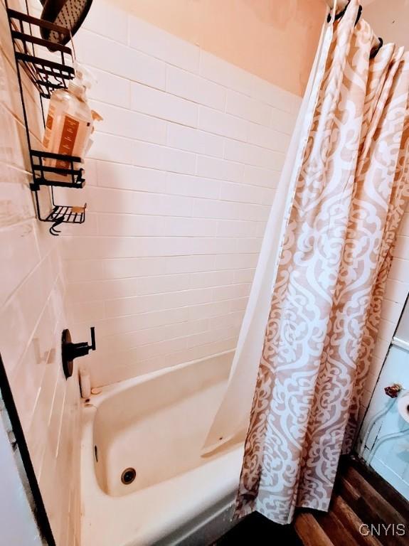 bathroom featuring shower / tub combo with curtain