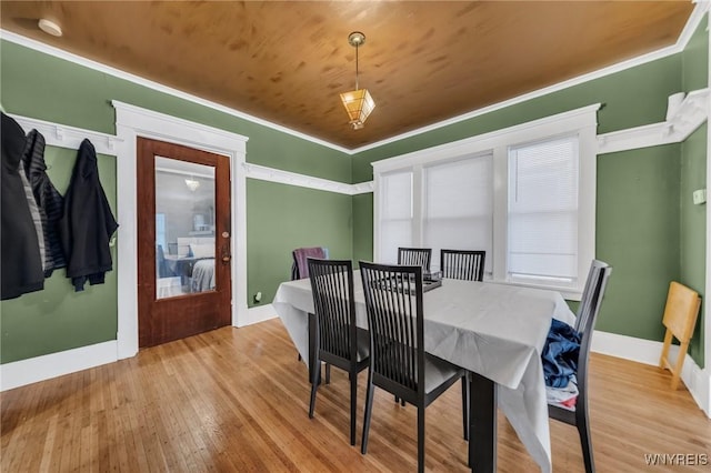 dining area featuring crown molding and hardwood / wood-style floors