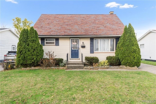 view of front facade featuring a front yard