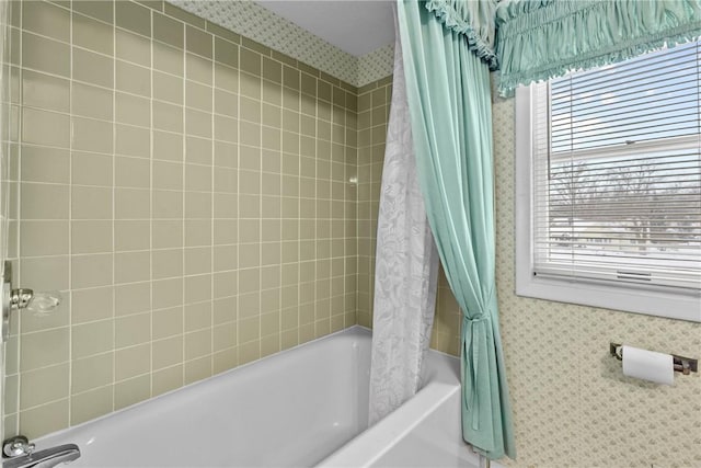 bathroom featuring shower / tub combo