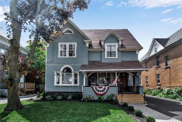 view of front facade featuring a porch and a front yard