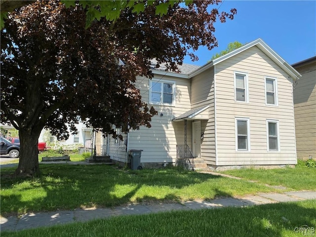 view of front facade with a front yard