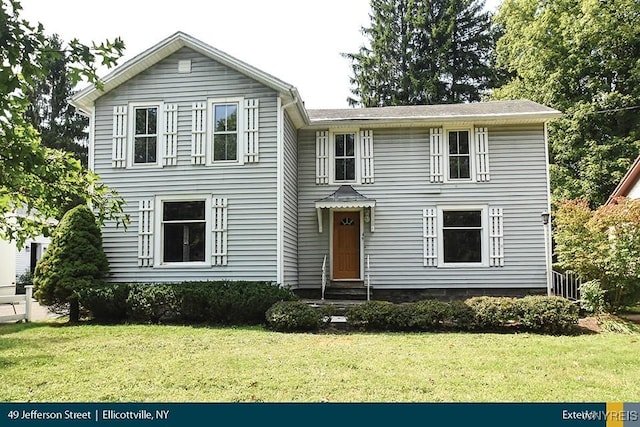 view of front of property featuring a front yard