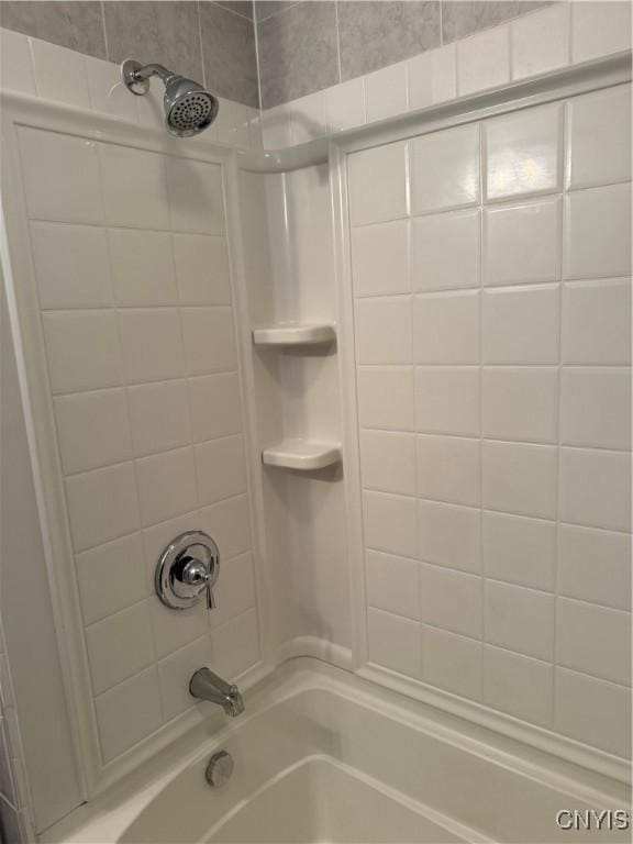 bathroom with tiled shower / bath combo