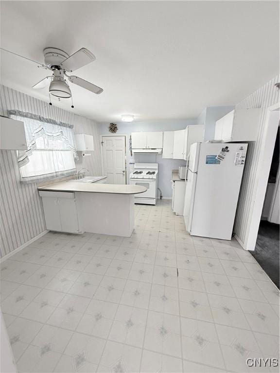 kitchen featuring ceiling fan, white appliances, kitchen peninsula, and white cabinets